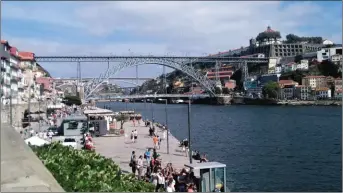  ??  ?? Parmi les six ponts de la ville de Porto, le pont Louis Ier a été construit par l’ingénieur Théophile Seyrig, disciple de Gustave Eiffel. Il ressemble d’ailleurs beaucoup à un autre pont de Porto, le Maria-Pia conçu, lui, par Eiffel.