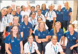  ?? PHOTO / ANDREW CORNAGA/ PHOTOSPORT ?? The White Ferns with the Papatoetoe U16 women’s cricket team.