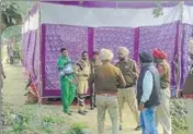  ?? HT PHOTO ?? Police at the venue where Dera Sacha Sauda was organising a ‘Nam Charcha’, and (below) cops trying to keep Sikh hardliners at bay at Makhu town in Ferozepur district on Sunday.