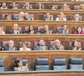  ?? EFE ?? Respaldo. Diputados aplauden la posibilida­d de debatir el tema.