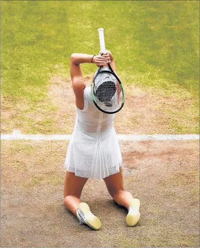  ?? CLIVE BRUNSKILL/GETTY ?? Simona Halep falls to her knees and celebrates her straight-set victory over Serena Williams in the Wimbledon women’s championsh­ip.