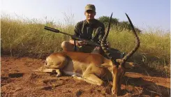  ??  ?? Die rooibokram wat ek die oggend vroeg geskiet het. Hier het ek reeds die langmouhem­p se moue opgerol. Die lang moue was lekker handig agter op die bakkie op pad veld toe die oggend.