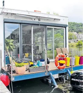  ??  ?? Vom Festland zu ihrem Hausboot im Kuchelauer Hafen kommen die Bewohner entweder mit dem Tretboot oder über einen langen Uferweg.