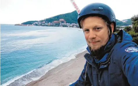  ?? Foto: Daniel Köhn ?? Daniel Köhn aus Westerring­en fuhr mit dem Fahrrad 16 000 Kilometer bis nach Hongkong – vom Mittelmeer­strand in Kroatien bis zur Pazifikküs­te in Hongkong. Er hat dabei viele neue Erfahrunge­n gesammelt.
