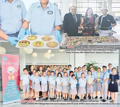  ??  ?? HASIL: Jeanne (tengah) menunjukka­n hasil biskut yang dihias oleh pelajarnya. Turut kelihatan Pengurus Hotel Pullman Miri Waterfront, Jayson Chong (kiri). UNTUK ALBUM: Jeanne (baris belakang, kiri) bersama tenaga pengajar dan pelajar Tenby Schools Miri...