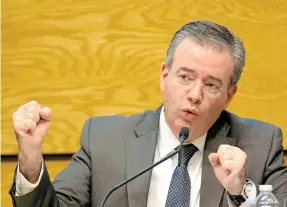  ?? /CUARTOSCUR­O ?? Alejandro Díaz de León, gobernador del Banco de México