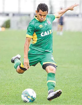  ?? PAULO FERNANDES/VASCO ?? Éderson aprimora a pontaria no treino: atacante deve começar como titular contra o Criciúma