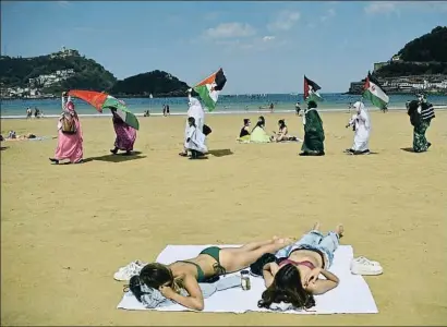  ?? ALVARO BARRIENTOS / AP ?? Un grup de dones sahrauís s’han manifestat aquesta setmana a la platja de la Concha