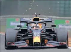  ??  ?? Verstappen, con el Red Bull en el circuito de Spa el pasado año.