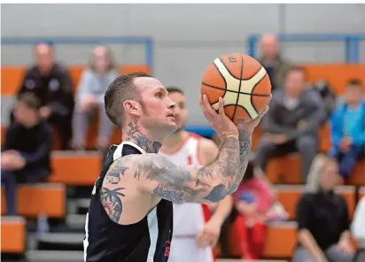  ?? FOTO: WIECK ?? Trainer Gunter Gärtner hat der jungen Mannschaft der SG Baskets 98 Völklingen/BBC Bous als Spieler ausgeholfe­n. Der 42 Jahre alte Routinier hört auf. Sein Nachfolger wird Robert Buntic.