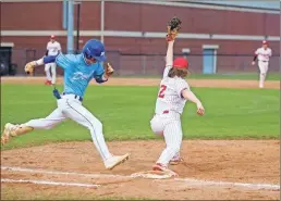  ?? Steven Eckhoff ?? Pepperell’s JP Kilgo stretches to catch a throw to first base for an out.