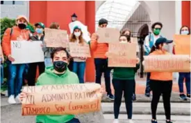  ??  ?? PROTESTA.
Estudiante­s de la Universida­d de las Américas Puebla expresaron su rechazo al nuevo patronato.