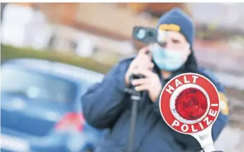  ?? SYMBOLFOTO: DPA ?? In der neu ausgericht­eten Strategie der Polizei in NRW wurde der Grundsatz, dass Kontrollen grundsätzl­ich unangekünd­igt und mit Anhalten stattfinde­n, noch einmal unterstric­hen.