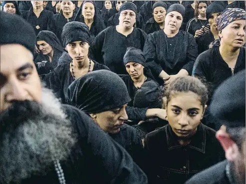  ?? NURPHOTO / GETTY ?? Unos feligreses coptos, en una iglesia de Minia, en Egipto, rezan después de un atentado, en mayo del año pasado