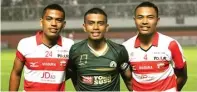  ?? ASEP BERLIAN FOR JAWA POS ?? KELUARGA BOLA: Dari kanan, Asep Berlian, Tedi Berlian, dan Tanjung Sugiarto. Ketiganya rutin latihan bersama selama pandemi korona.