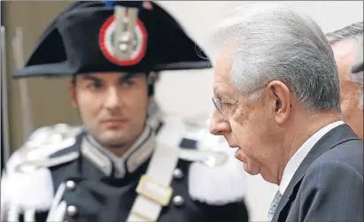  ?? ANDREW MEDICHINI / AP ?? L’home parèntesi. Mario Monti, en un acte institucio­nal al palau Chigi. El paper del primer ministre ha estat útil tant per a la dreta com per a l’esquerra italianes