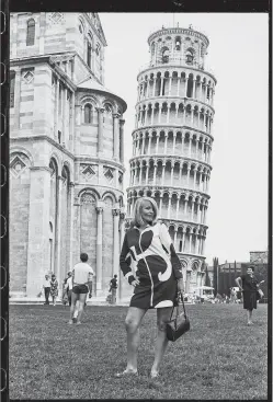  ?? [ Derflinger Film/Christine A. Maier ] ?? Alice Schwarzer vor dem schiefen Pisa-Turm: Weit gereist und weltgewand­t war die deutsche Feministin schon immer.