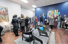  ?? [PHOTO
BY BRYAN TERRY, THE OKLAHOMAN] ?? People gather inside the new A Chance to Change building during an open house.