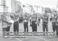  ?? ?? TERUSKAN: Pengerusi Pengelola, Siti Aminah Zakaria (kiri) menyerahka­n Bendera Kejohanan kepada Pengarah JPN WP Labuan, Yusup Mohamad.