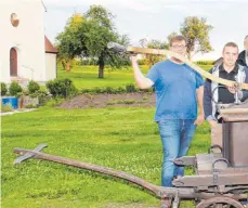  ?? FOTO: EIS ?? Auch die historisch­e Handpumpe aus dem Gründungsj­ahr der Feuerwehr Obermarcht­al wird präsentier­t.