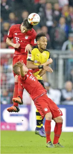  ?? Foto: imago/MIS ?? Auch für den BVB mit Aubameyang (r.) war der FC Bayern viel zu stark.