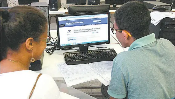  ??  ?? Os estudantes voluntário­s de Ciências Contábeis ficam responsáve­is por esclarecer dúvidas e preencher e transmitir a declaração do IR 2017