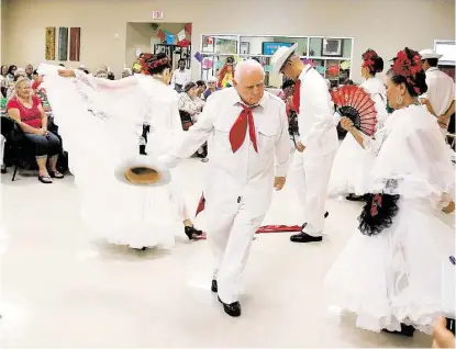  ?? Pin Lim / For the Chronicle ?? Senior adults celebrate Mexican culture at Pearland’s Knapp Activity Center by watching a performanc­e of their peers.