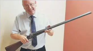  ?? ?? Auctioneer Graham Paddison with Lord Lilford’s gun.