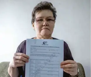  ?? Ronny Santos/folhapress ?? A doméstica Maria Maura de Oliveira Gabroski, 60, achou que seria mais fácil conseguir a aposentado­ria por idade no INSS; a espera já chega a sete meses