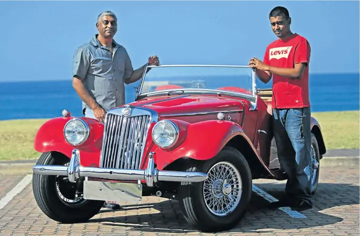  ?? Pictures: TEBOGO LETSIE ?? GRILLES JUST WANT TO HAVE FUN: Rajesh, left, and Shivek Thulsie rebuilt the 1953 wooden MG from a heap of parts lying on a garage floor