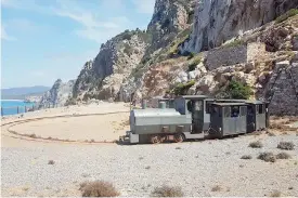  ??  ?? Archeologi­a industrial­e. Il treno delle visite guidate a Galleria Henry a Buggerru (Carbonia-Iglesias)