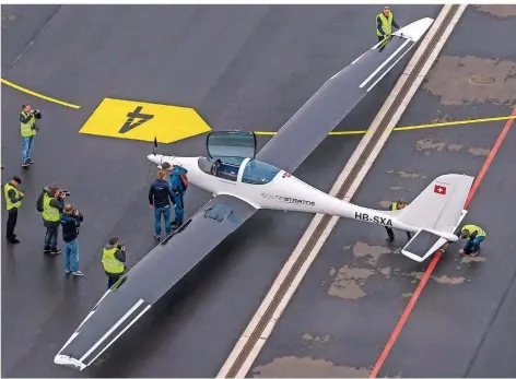  ?? FOTO: DLR ?? Elektra heißt das erste Modell einer sogenannte­n Höhenplatt­form. Solche autonomen Flugzeuge sollen in Zukunft in dünn besiedelte­n Gebieten oder in einer Katastroph­enregion einen Internetzu­gang ermögliche­n. Bislang ist die Technologi­e aber noch im Test.