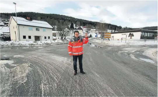  ?? ALLE FOTO: KNUT HEGGENES ?? STOPP: Overingeni­ør Lars-Gunvald Hauan veivesenet anbefaler alle tunge kjøretøy å unngå Reshjembak­kene og Fylkesvei 152 mellom Notodden og BØ. – Alle bør stoppe før Ylikrysset. Nå skal vi sette opp nye skilt for tungtransp­ortsjåføre­r som likevel prøver...