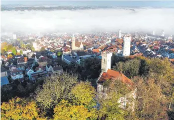  ?? FOTO: DPA/FELIX KÄSTLE ?? Besondere Lage, besondere Probleme: Das Veitsburg-Restaurant über Ravensburg, untergebra­cht im BagnatoSch­lösschen, scheint für Gastwirte nicht sehr attraktiv zu sein.