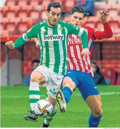  ?? ALBERTO MORANTE / EFE ?? Juanmi protege el balón ante Cristian Salvador en un acción del partido.