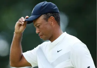  ?? Sam Greenwood/Getty Images ?? Tiger Woods reacts after making par on No. 18 to close out his second consecutiv­e 1under 71.