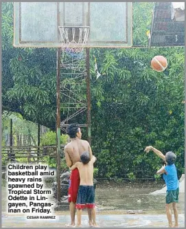  ?? CESAR RAMIREZ ?? Children play basketball amid heavy rains spawned by Tropical Storm Odette in Lingayen, Pangasinan on Friday.