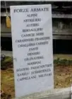  ??  ?? Al cimitero La lapide ai caduti prima e dopo l’“incidente”