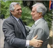  ??  ?? CON TABARÉ VÁZQUEZ. Fernández en su reunión con el ex presidente, cuyo frente perdió las elecciones.