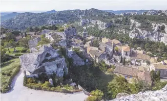  ??  ?? Les Baux-de-Provence est classé parmi les plus beaux villages de France. – Gracieuset­é