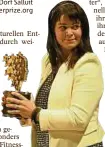  ??  ?? Maggie MacDonnell nach der Preisverle­ihung in Dubai
Foto: dpa