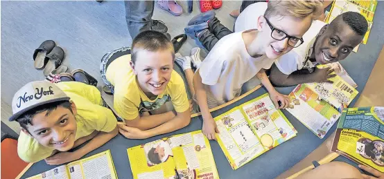  ??  ?? Mit in der Schule vertrieben­en Zeitungen sollen Kinder ans Lesen herangefüh­rt werden. Das Rote Kreuz mischt nun stärker im Geschäft mit.