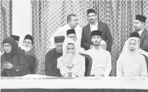  ?? — Gambar Bernama ?? PENGHORMAT­AN TERAKHIR: Toh Puan Ragad (tengah) semasa memberi penghormat­an terakhir kepada jenazah suaminya, Tun Taib, di Dewan Syarahan Utama, Masjid Negara di Kuala Lumpur semalam.