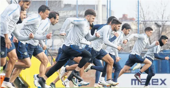  ?? J. martino / boca ?? pérez, el tercero desde la derecha, continuarí­a su carrera en el exterior; gago y tevez, casos que los dirigentes estudiarán