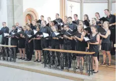  ?? FOTO: SCHMID ?? Der Chor der Evangelisc­hen Studierend­en-Gemeinde Freiburg begeistert­e in der Kirche St. Maria