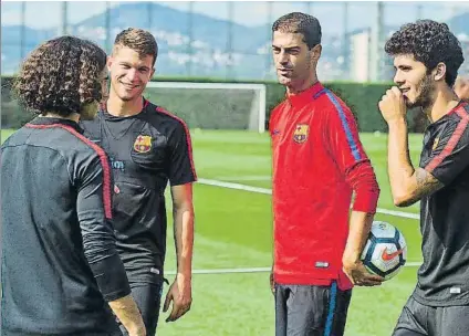  ?? FOTO: FC BARCELONA ?? Marc Cucurella, Cardona, Aleñá y Gerard López charlando durante el entrenamie­nto previo al partido frente al Almería