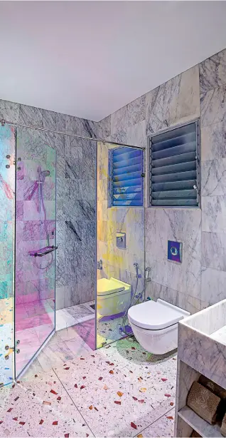  ??  ?? BATH BEAUTY This marble clad bathroom has rainbow iridescent glass