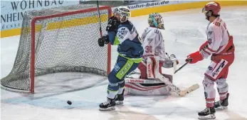  ?? FOTO: CHRISTIAN FLEMMING ?? Michal Mlynek (links) netzt zum 5:4 ein. Am Ende siegt der EV Lindau mit 8:5 über TEV Miesbach.