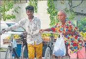  ??  ?? ■
Fruit vendors out and about without face masks in Panchkula on Thursday. SANT ARORA/HT