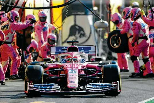  ??  ?? ALEJADO. Checo se distancia de su equipo, luego de un cambio de gomas durante el pasado Gran Premio de la Toscana.